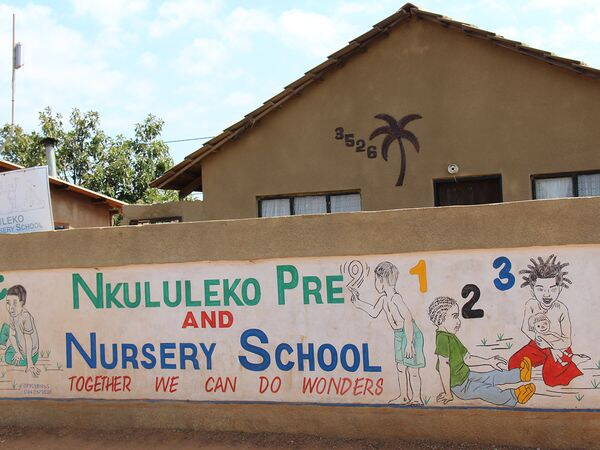 KITA Nkululeko in Südafrika Es war im November 2012, als Matthias Tobler, Geschäftsführer  JAM-Schweiz die Stiftung und  Entwicklungsorganisation JAM vorstellte. Es dauerte nicht lange, bis das  Feuer in den Mitarbeitern entfacht wurde.