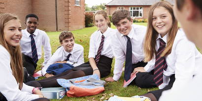 année à l’étranger Prendre une année d'études secondaires pendant le temps scolaire régulier, une courte période d'études à Pâques ou un séjour d'un an après l'école obligatoire ? Trouvez des fournisseurs et comparez les prix. Pour savoir ce que vous devez prendre en considération en matière d'assurance, consultez notre article de blog spécialisé.