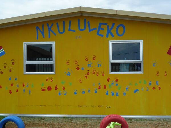 KITA Nkululeko in Südafrika «Ich bin sehr glücklich! Früher haben die Kinder oft geweint. Heute gehen sie so gerne zur Schule, dass sie ihren Müttern sagen, dass sie nicht zu kommen bräuchten, um sie wieder abzuholen! Sie würden sogar gerne auch am Wochenende in die Schule kommen!»