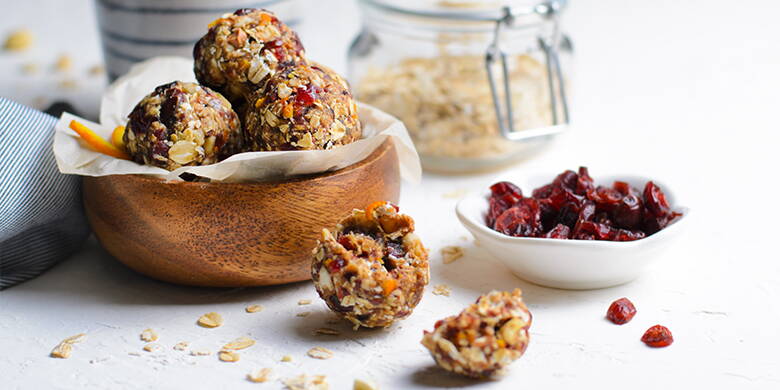 Ricetta palline di allattamento con cranberry, anacardi e fiocchi d'avena Le palline energetiche sono fatte senza l'aggiunta di zucchero domestico raffinato. Ottengono la loro dolcezza da ingredienti come datteri, miele, agave o sciroppo d'acero, frutta secca o banane.