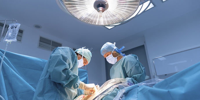 Posso sottopormi all’operazione prevista nell’ospedale che desidero? Posso far eseguire la prossima operazione in un ospedale di mia scelta? Tutte le persone assicurate si pongono questa domanda non appena si tratta di pianificare un intervento. Come si presenta se l'operazione non è stata pianificata ma è in corso un'operazione d'emergenza? Che cosa sono gli ospedali elencati e cosa significa per me?