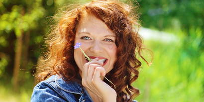 15. Schwangerschaftswoche 15. Schwangerschaftswoche. Dank dem Anstieg des Östrogens, lagert sich mehr Wasser im Gewebe ein. Dieser Umstand verhilft zu wunderschön praller Haut und verleiht Ihr das rosige Aussehen und tragen Sie nach einer sanften Reinigung eine feuchtigkeitsspendende Hautcrème auf.