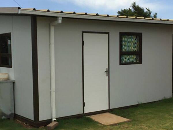 Die neue Küche der KITA Nkululeko Endlich ist es soweit, dass neue Küchengebäude steht und wird bereits fleissig genutzt. Nicht nur den JAM-Brei kochen Gladys und ihre Mitarbeiterinnen in der neuen Küche, auch das Gemüse aus dem Kita-Garten, welcher von uns angelegt wurde, wird gekocht und sorgt für willkommene und vitaminreiche Abwechslung auf dem Speiseplan der Kinder.