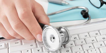 9. Schwangerschaftswoche 9. Schwangerschaftswoche. Erster Ultraschall – Väter sind heute bei den Kontrolluntersuchungen nicht mehr unerwünscht. Nehmen Sie sich einen freien Tag und feiern Sie ihn. Setzen Sie den Termin so, dass Sie gemeinsam ausschlafen und die Praxis Ihres Arztes aufsuchen können.