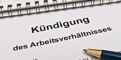 Kündigung Arbeitslos! Was tun? Mein Kind findet keine Lehrstelle. Ich als Familienvater verliere den Job, weil die Firma Konkurs geht. Ich bin über 50 Jahre alt und werde aufgrund von Umstrukturierungen gekündet. Wie und wann melde ich mich beim RAV an? Was muss ich beachten, wenn ich mich selbständig machen will?