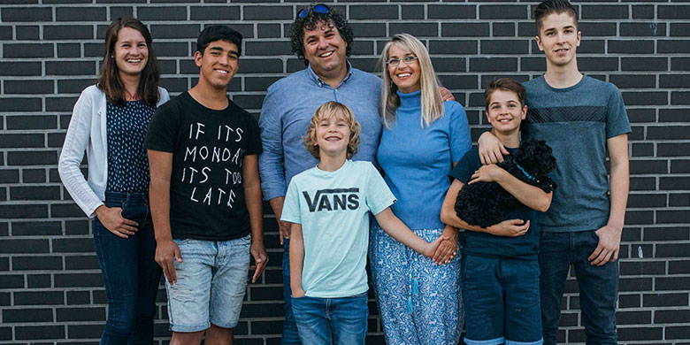 Verein prima-familia Der Verein prima-familia vermittelt Pflegeplätze, begleitet Familien und Pflegeverhältnisse, klärt Untersätzungsbedarf mit den Beteiligten ab, stärkt Eltern in ihren Erziehugsaufgaben, bildetet (Pflege-) Familien in erziehungsrelevanten Themen aus und weiter und bietet begleitetes Besuchtsrecht an.