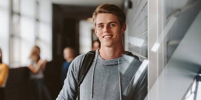 Schüler im Gymnasium Welche Voraussetzungen müssen für den Besuch des Gymnasiums erfüllt sein? Was gilt es für Schüler vom Gymi zu beachten? Welche Versicherungen braucht es für Schüler und Schülerinnen vom Gymnasium? Wie hoch ist die Maturitätsquote in der Schweiz? Was ist der Unterschied zur Berufsmaturität? Statistik