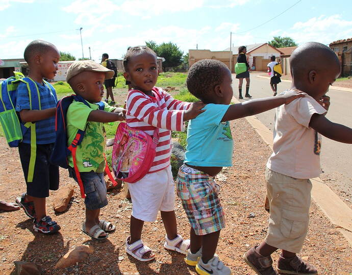 Küchengebäude KITA Nkululeko Nachdem übergangsmässig in einer Wellblechhütte gekocht wurde, war es endlich soweit, die neue, grössere und funktionalere Küche in dem gemauerten Gebäude in Betrieb zu nehmen. Die Wellblechbaracke dient nun als Geräteraum, in dem alles mögliche gelagert und aufbewahrt werden kann.