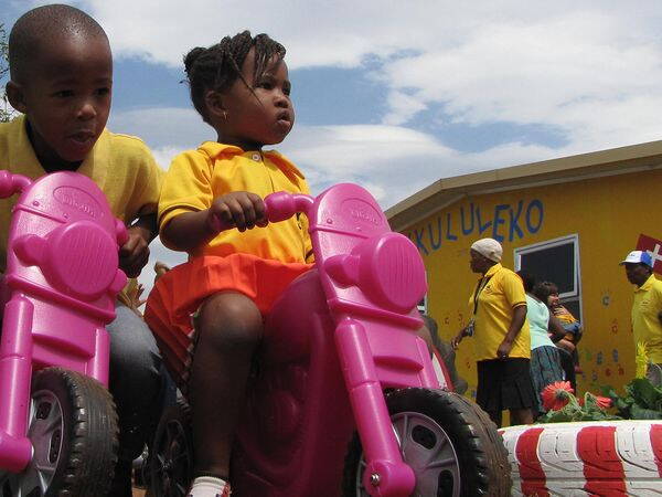 Die Kinder von Nkululeko Es ist nun dreieinhalb Jahre her, seit der Makeover der Kindertagesstätte Nkululeko. Noch immer sieht die KITA aus wie neu. Mama Gladys begegnet aber auch immer wieder neuen Herausforderungen, welche es zu bewältigen gilt.