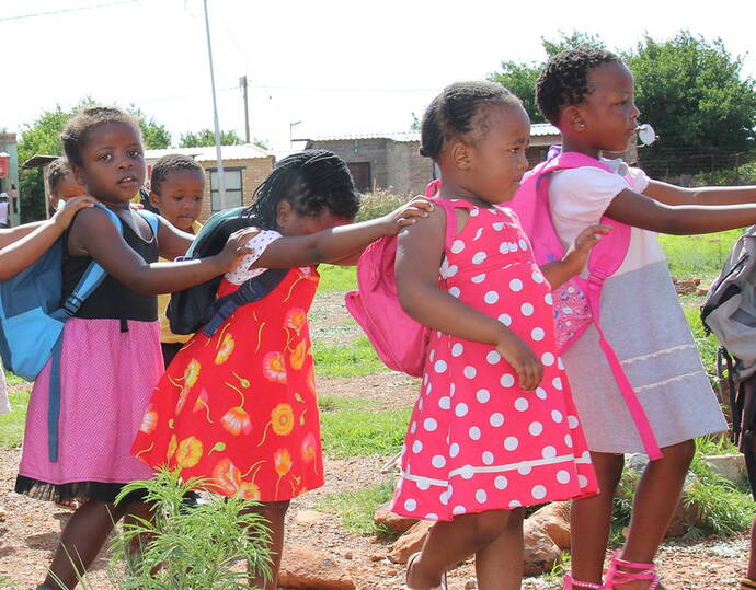 Neubau KITA Nkululeko Dank der Solidarität und Grosszügigkeit unzähliger Spenderinnen und Spendern in der Schweiz war es möglich, die benötigten Geldmittel für den Neubau der Kindertagesstätte Nkululeko zu sammeln. Ein Projekt, welches zukünftigen Generationen im Township Orange Farm zu einer Perspektive verhilft.