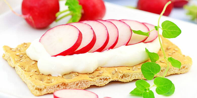 Pain croustillant Nos 5 conseils vous montrent comment vous pouvez facilement vous passer de votre tablette de chocolat préférée au kiosque ou du sachet de chips "très dangereux" de la station-service. Une tranche de pain croustillant standard contient environ 50 calories. Il est encore plus sain de faire soi-même notre recette simple