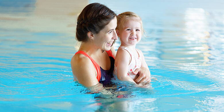 Babyschwimmen Babyblog – Babyschwimmen, die elementare Lebenserfahrung. Körpergefühl, Selbstbewusstsein, Sicherheit – da Kinder und Wasser schon vor der Geburt zusammengehören, sollte man den Kleinen diesen frühen Erfahrungsschatz keinesfalls vorenthalten. Erfahren Sie bisher Unbekanntes zum Thema Kinderschwimmen.