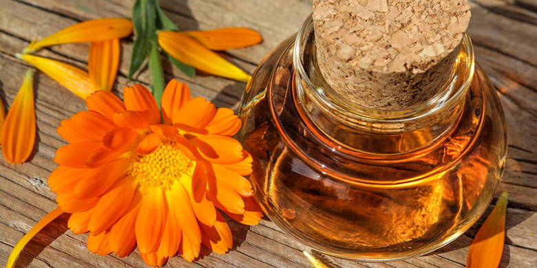 Olio di calendula Durante la gravidanza, la pelle sensibile ha bisogno di cure particolari. Utilizzare solo prodotti di alta qualità e non utilizzare additivi chimici. Si può facilmente fare il proprio olio da bagno. Nel nostro articolo vi mostreremo passo dopo passo come funziona.
