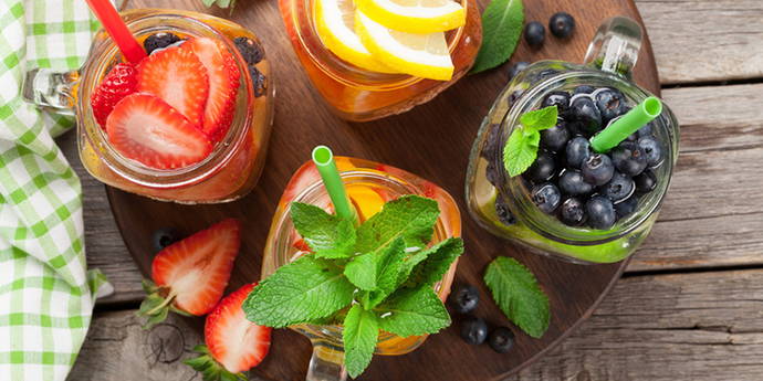 Detox Rien ne désaltère mieux votre soif que l'eau. Plongez dans la variété d'eau aromatisée. Les fruits, les concombres, les citrons, les limes et les herbes conviennent à la production de boissons détoxifiantes. Le gingembre aide à lutter contre les nausées matinales. L'eau aromatisée est riche en vitamines et pauvre en calories.