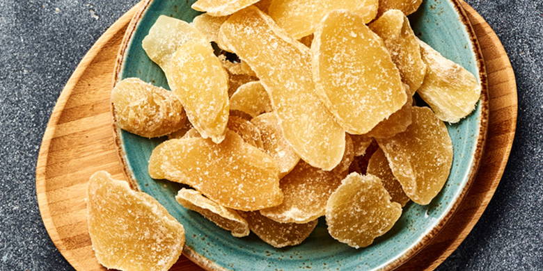 Zenzero candito Mangiare lo zenzero durante la gravidanza? Consentito o non consentito? Anche pericoloso alla fine? A parte il suo effetto molto positivo contro la malattia del mattino, lo zenzero avrebbe un effetto di promozione della contrazione. L'assunzione mirata di piccole quantità di zenzero va ancora bene.