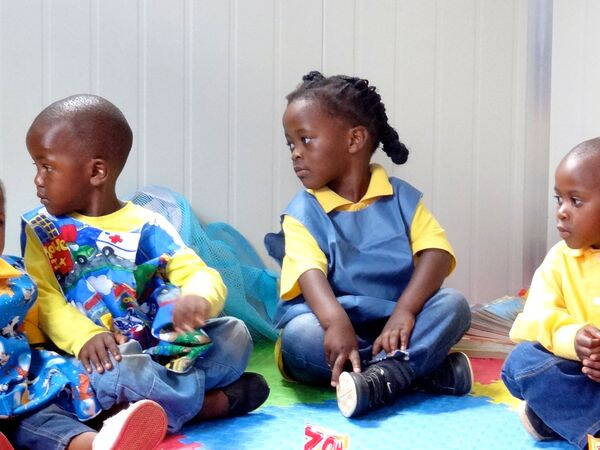 Die Kinder von Nkululeko In der Zwischenzeit konnte die definitive Schlussabrechnung für den Bau der KITA NKULULEKO erstellt werden. Erfreulicherweise konnten wir dank unseren grosszügigen Spendern aus der ganzen Schweiz und dank dem Einsatz des Bauteams und JAM Schweiz bzw. JAM Südafrika einen Spendenüberschuss verzeichnen.