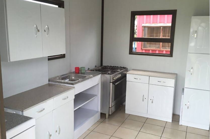 Küche Kita Nkululeko Es konnte nun ein neues Küchengebäude mit Anschlüssen, Spülbecken und einem Küchentisch realisiert werden. Zusätzlich wurde eine 18-monatige Weiterbildung für eine weitere Mitarbeiterin und die Ernährung der 58 Kinder mit dem JAM-Brei für ein weiteres Jahr finanziert.