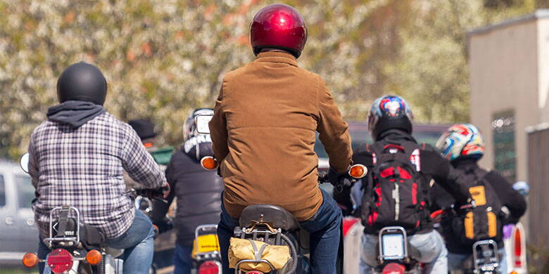 Motorino Il sogno di Janis di 14 anni diventa realtà! Eredita il cucchiaio di suo padre e non vede l'ora di correre con lui. Ma prima che l'avventura inizi, c'è molto di più da considerare del requisito del casco. Cos'altro deve sapere e osservare Janis o i genitori di Janis?