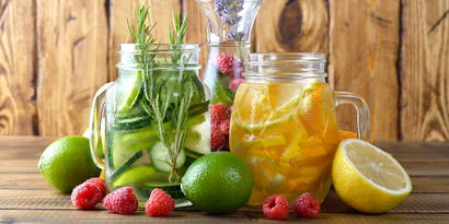 21. Schwangerschaftswoche 21. Schwangerschaftswoche. Trinken nicht vergessen! Was ist aromatisiertes Wasser?Dafür eignen sich fast alle Früchte, Gemüsesorten und Kräuter. Sei dies Gurkenwasser mit Ingwer, Tuttifruttiwasser oder Holunderwasser. Ungewöhnliche Kombinationen ergeben superleckere Varianten.