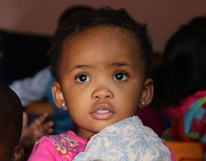 Eine neue KITA für die Kinder von Nkululeko Dank den gesammelten Spendengeldern wurde zusätzlich zum Bau der Kindertagesstätte auch in die Ausbildung von weiteren Betreuerinnen für die Kinder investiert. Davon profitieren auch die nächsten Generationen in Orange Farm in Südafrika.