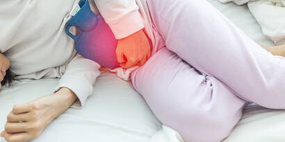 Inflammations de la vessie Des symptômes tels que l'envie fréquente d'uriner, la douleur et la sensation de brûlure en urinant, une urine trouble, des douleurs abdominales jusqu'à des crampes de la vessie peuvent être des signes de cystite. Quels sont les remèdes simples et doux qui peuvent aider à soigner une cystite aiguë qui ne fait que commencer ?