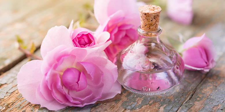 Huile de roses Pendant la grossesse, les peaux sensibles nécessitent des soins particuliers. N'utilisez que des produits de haute qualité et n'utilisez pas d'additifs chimiques. Vous pouvez facilement faire votre propre huile de bain. Dans notre article, nous vous montrerons pas à pas comment cela fonctionne.