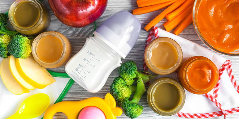 Fingerfood pour les tout-petits Blog Grossesse - Nourriture pour les tout-petits - de délicieuses variations pour la maison et sur la route. Quels légumes offrir crus, quels légumes cuisinés ? Courgettes, patates douces, panais et kohlrabistängeli, mini crêpes, biscuits à l'avoine en sauce aux pommes, gaufrettes de maïs et de riz et tranches de fruits faits maison.