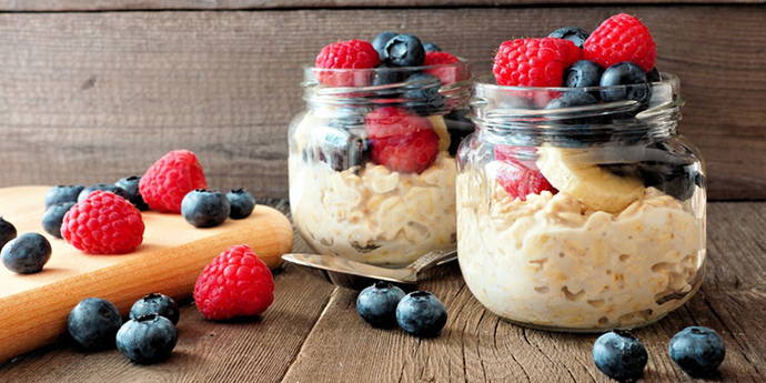 Rezept Overnight Oats Blog Schwangerschaft – Porridge. Hafer, die unterschätzte Getreidesorte hilft während der Schwangerschaft gegen diverse Schwangerschaftsbeschwerden. Haferbrei verhilft zum langanhaltenden Sättigungsgefühl, bindet Magensäure (Sodbrennen, Magenbrennen, Schwangerschaftsübelkeit) und enthält wenig Zucker.