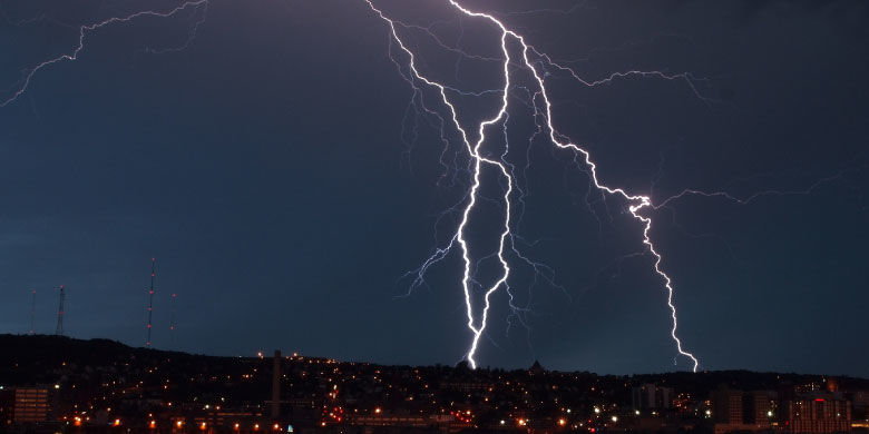 Assicurazione contro danni ai vetri degli edifici Oltre all'assicurazione obbligatoria degli stabili, potete stipulare anche diverse assicurazioni complementari come l'assicurazione contro gli incendi e i rischi naturali, l'assicurazione per l'acqua degli edifici, l'assicurazione per il vetro degli edifici, la perdita di reddito da locazione, l'assicurazione per l'impianto fotovoltaico o l'assicurazione ambientale. Se avete domande, vi preghiamo di contattarci via chat.