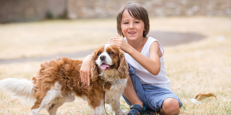 Tic Störung Der Tic ist ein Krankheitssymptom, welches durch unkontrollierte Zuckungen einzelner Muskeln oder Muskelgruppen ausgelöst wird. Die Bewegungen können regelmässig oder unregelmässig auftreten, sind schleichend und ohne Vorwarnung plötzlich da. Es wird zwischen motorischen und vokalen Tics unterschieden.