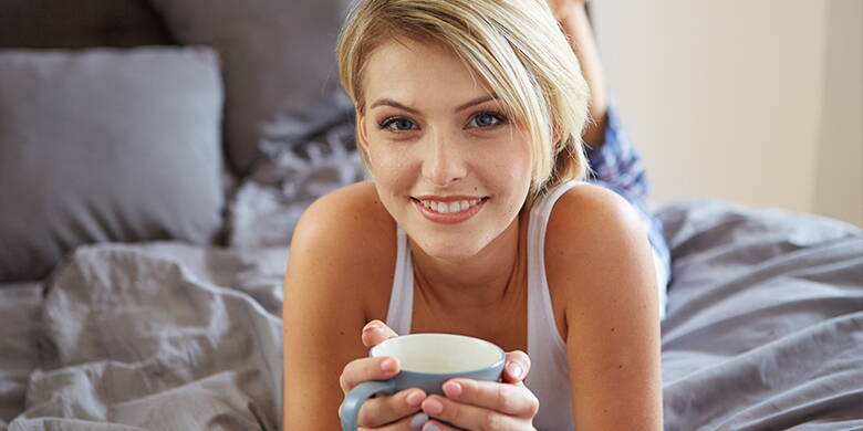 Tisane d'allaitement – Ingrédients, effets et recettes Pour stimuler la production de lait après l'accouchement, la prise de thé d'allaitement s'avère efficace. Il est également conseillé d'en boire plus tard afin de maintenir l'écoulement du lait et de stimuler la production de lait.