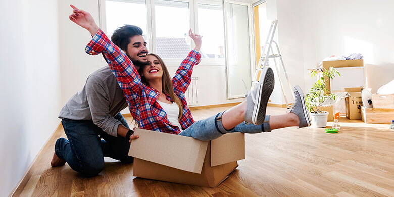 prima casa comune Assicurazione del contenuto della casa - Mirjam attualmente vive ancora con i suoi genitori, mentre Nico vive in un appartamento condiviso. L'argomento "assicurazione" è di scarso interesse per loro - ma si rendono presto conto che non possono evitarlo. Cosa devono sapere i due oggi e cosa possono decidere in seguito