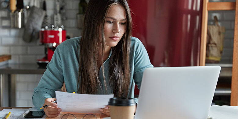 Genitore single - come posso ottimizzare la mia situazione assicurativa? Dopo la separazione dei partner, si pone la questione di come far quadrare i conti con il germoglio mensile più profondo. Sulla base dell'attuale situazione di vita di Tanja, che ora è una madre single di diversi bambini in età scolare, vi mostreremo i diversi modi di risparmiare.