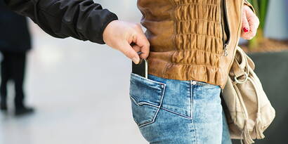 Diebstahlarten Sobald einen Gegenstand gestohlen wird, sprechen wir von einem Diebstahl. Dass das Risiko «Diebstahl» in der Hausratversicherung eingeschlossen ist, wissen die meisten von uns. Aber was unterscheidet Einbruchdiebstahl, Beraubung, einfacher Diebstahl auswärts oder zu Hause und Einschleichdiebstahl?