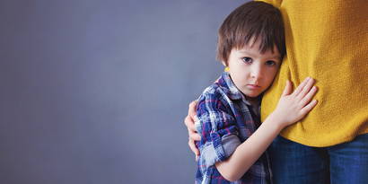 I tic nei bambini Tic è un sintomo di malattia causata da contrazioni incontrollate di singoli muscoli o gruppi muscolari. I movimenti possono avvenire regolarmente o irregolarmente, sono striscianti e improvvisi senza preavviso. Una distinzione è fatta tra il motore e tic vocali.