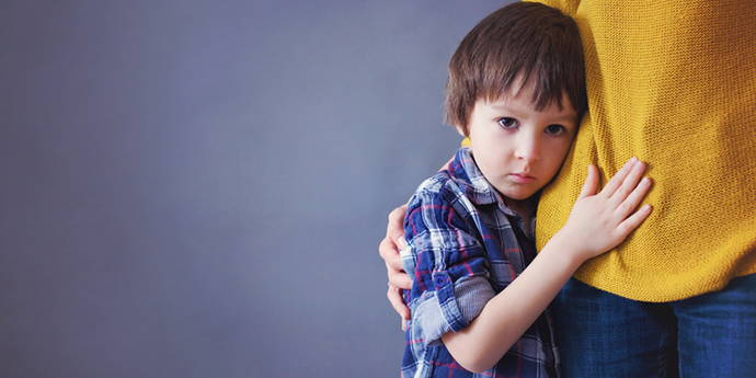 I tic nei bambini Tic è un sintomo di malattia causata da contrazioni incontrollate di singoli muscoli o gruppi muscolari. I movimenti possono avvenire regolarmente o irregolarmente, sono striscianti e improvvisi senza preavviso. Una distinzione è fatta tra il motore e tic vocali.