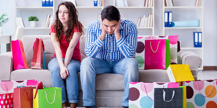 Lo shopping come scopo della vita «Wow, che bel vestito!» pensa la signora Burgener* ed è già scomparsa nel negozio. Poco dopo esce dal negozio raggiante. Ma la sua gioia è di breve durata. È sopraffatta dal senso di colpa e dalla vergogna. Perché lo sa: non indosserà mai questa gonna estiva.