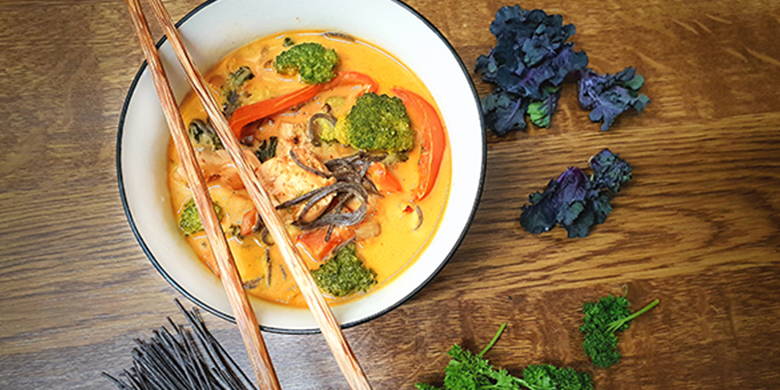 Curry jaune avec kalette Le cari jaune d'Asie rencontre les légumes d'hiver locaux. Nos légumes d'hiver peuvent être appelés avec confiance "Superfood".  La recette suivante n'est pas de tous les jours et demande un peu de courage pour s'approcher des pâtes à base de haricots noirs. Kelettes, une combinaison de chou vert et de choux de Bruxelles.