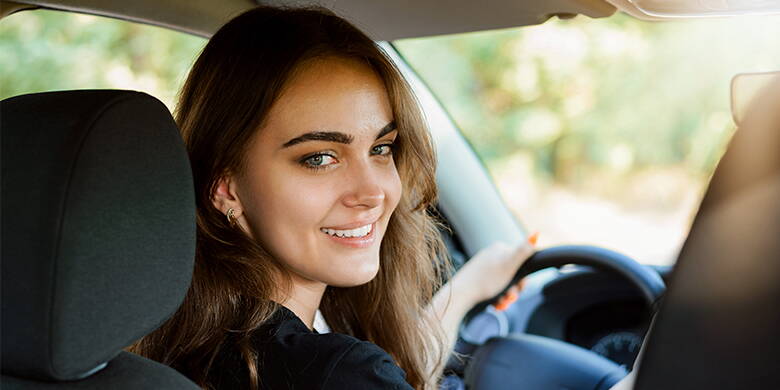 Assicurazione veiculi a motore semplice e poco costosa per i giovani guidatori I nostri consigli per il risparmio dei premi: Abbinare la copertura assicurativa al rischio. Un veicolo più vecchio potrebbe non aver bisogno di un'assicurazione completa. Aumentate la franchigia e scegliete un metodo di pagamento annuale. Con le targhe trasferibili, il premio assicurativo può essere condiviso.