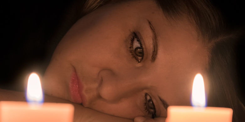 verzweifelte Frau Miriam ist ungewollt schwanger. Sie hat mit ihrem Mann bereits eine 3jährige Tochter aber sie hatte es geahnt: "Mein Mann schreibt mit einer anderen Frau und umwirbt sie!" Das hat sie auf seinem Handy schwarz auf weiss gelesen. "So ein Schuft", denkt Miriam und "ich will das Kind auf keinen Fall behalten!"