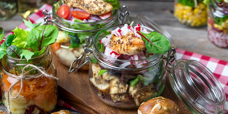 Salade La pause déjeuner dans la boutique est serrée, la tentation d'acheter le plat cuisiné à emporter est grande. L'idée d'une salade en couches dans un verre vient des Etats-Unis. Là-bas, la solution de snack croustillante s'appelle "Mason Jard Salade". Les verres à salade remplis d'ingrédients frais sont rapidement préparés.
