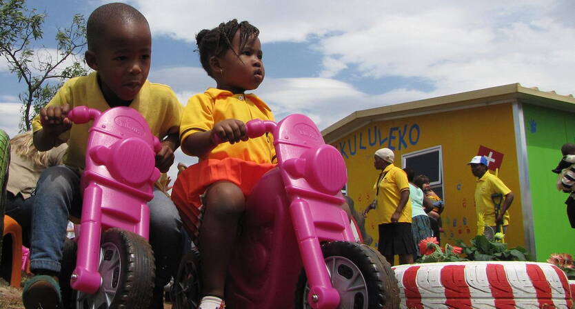 Die Kinder von Nkululeko Es ist nun dreieinhalb Jahre her, seit der Makeover der Kindertagesstätte Nkululeko. Noch immer sieht die KITA aus wie neu. Mama Gladys begegnet aber auch immer wieder neuen Herausforderungen, welche es zu bewältigen gilt.