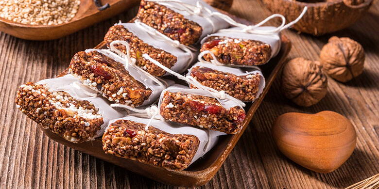 selbstgemachte Müesliriegel Unsere 5 Tipps zeigen Ihnen auf, wie Sie ganz einfach auf den lockenden Lieblingsschoggiriegel vom Kiosk oder die "brandgefährliche" Chipstüte von der Tanke verzichten können. Weichen Sie deshalb auf leckere, gesunde und sättigende Müesliriegel aus. Inklusive Rezept für die Zubereitung auf Vorrat!