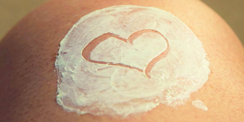 Peau sèche Blog Grossesse - que faire avec la peau sèche ? 18°C température ambiante, douches tièdes, pH, préférer des ingrédients de haute qualité, laisser la peau s'engraisser naturellement, compenser la perte de liquide, utiliser de la vitamine D et des produits contenant de l'huile et de la cire d'abeille. Pour plus de conseils :