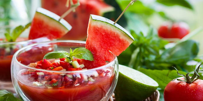 Kalte Wassermelonen-Tomaten Suppe Kalte Melonen-Tomaten-Suppe – An heissen Tagen und tropischen Nächten ist es besonders wichtig, genug zu trinken. Essen fällt vielen Menschen bei Temperaturen über 25 Grad schwer, da der Körper mit der Eigenkühlung beschäftigt ist, so dass keine Energie mehr für die Nahrungsaufnahme und Verdauung übrig bleibt.