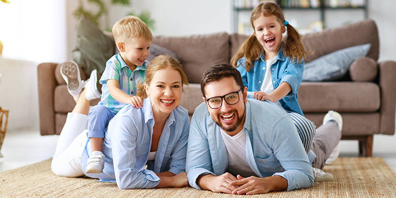 Cassa malati per la famiglia Cassa malati a basso costo per le famiglie con esclusive prestazioni aggiuntive. State cercando una compagnia di assicurazione sanitaria a basso costo, ma non siete disposti a rinunciare a prestazioni di prima classe? Preferisci avere un contatto personale piuttosto che finire in una coda infinita? Abbiamo la soluzione per voi!