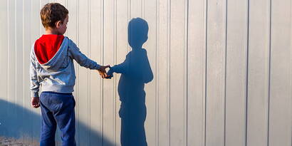 Improvvisamente figlio unico La morte di un fratello cambia tutto. La vita familiare «normale» non esiste più. Dopo la perdita di una sorella o di un fratello, molti bambini e giovani si sentono soli con il loro dolore.