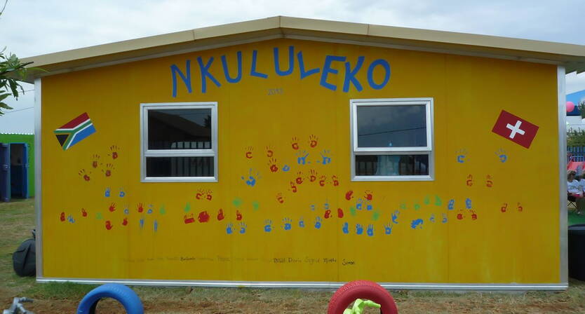 KITA Nkululeko in Südafrika «Ich bin sehr glücklich! Früher haben die Kinder oft geweint. Heute gehen sie so gerne zur Schule, dass sie ihren Müttern sagen, dass sie nicht zu kommen bräuchten, um sie wieder abzuholen! Sie würden sogar gerne auch am Wochenende in die Schule kommen!»