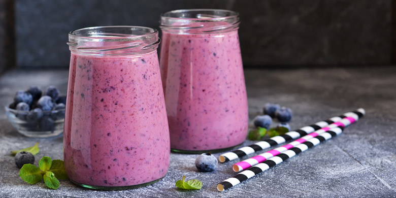 Frullato di cocco e mirtilli Frullati proteici fatti in casa - Durante la gravidanza, il fabbisogno energetico giornaliero aumenta di 200 - 300 calorie, che è meglio coprire con un'unità supplementare di proteine. I frullati di proteine sono perfetti per questo. Abbiamo messo insieme tre deliziose ricette da provare per voi
