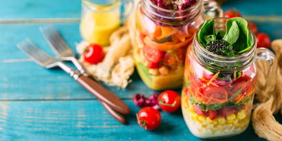 30. Schwangerschaftswoche Gesunde und vollwertige Mahlzeiten für Schwangere. Salat im Glas, auch "Mason Jar Salad" genannt, sorgfältig zusammengestellte Food Bowls, Frühstücks-Bowls für eine Person, kalte Randengazpacho oder Aromawasser. Und vergessen Sie die Spitalwahl nicht.